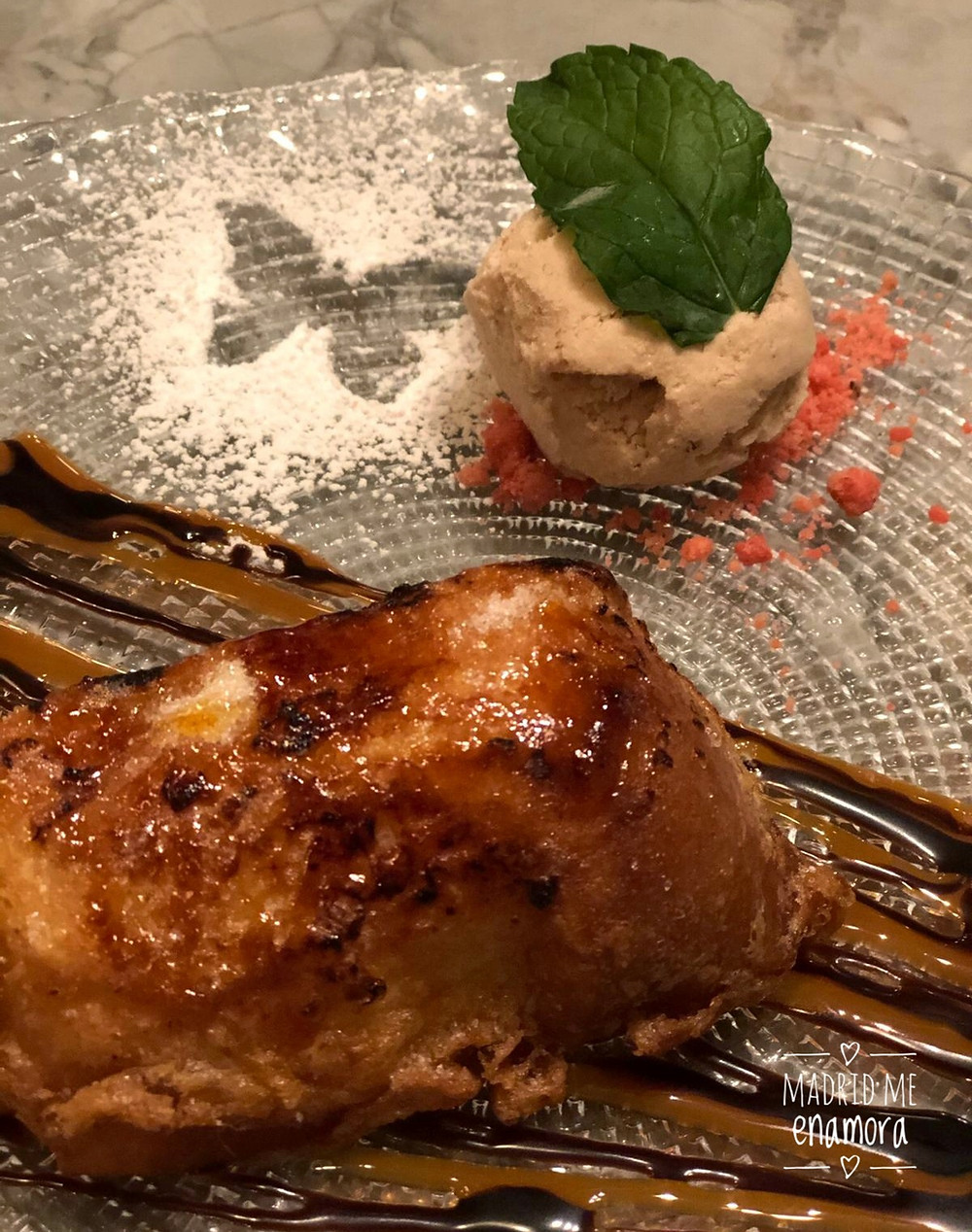 Torrija brioche con leche de coco y helado de canela.