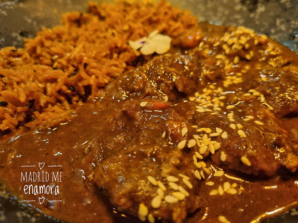 Carrillera interna en mole y chocolate, acompañada de arroz oriental.