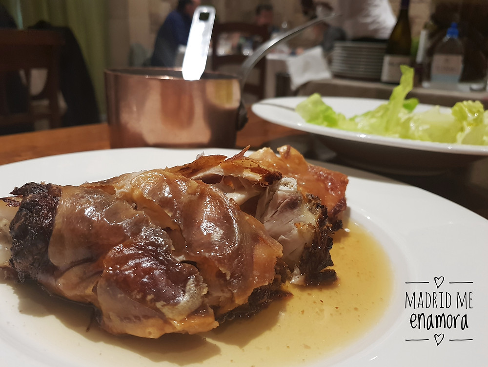 Cochinillo asado en horno de leña y lechuga confitada.