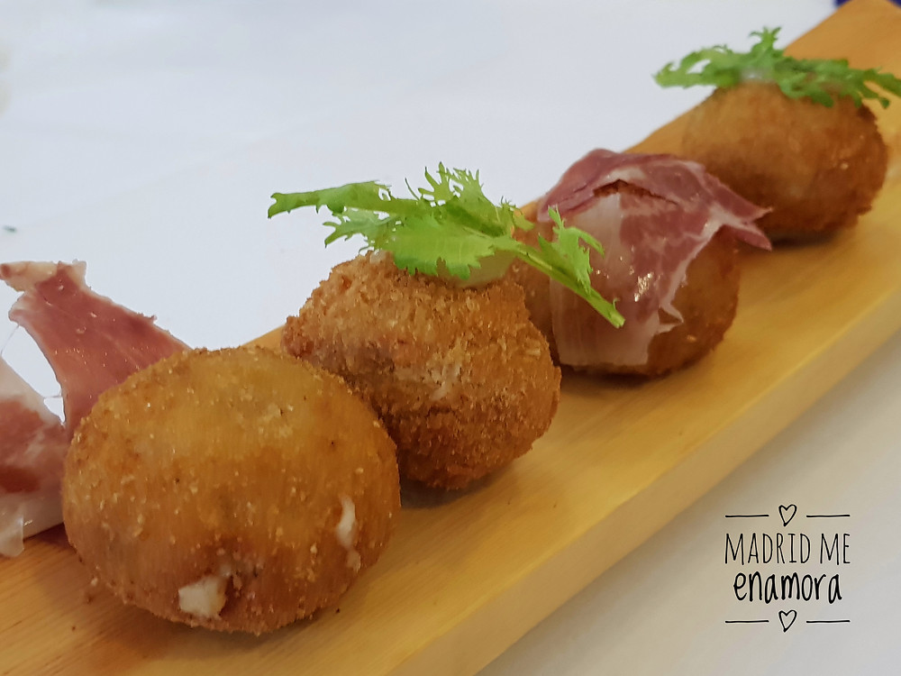 Croquetas de jamón ibérico y gel de piparras.