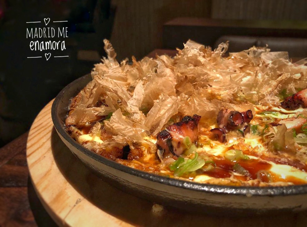 El okonomi omelette es un plato que sorprende.