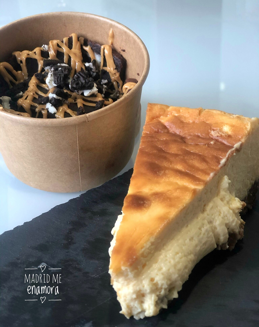Brownie de chocolate con oreo y crema de cacahuete y tarta cremosa de queso y calabaza.
