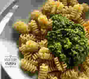 Pasta con salsa pesto casera.