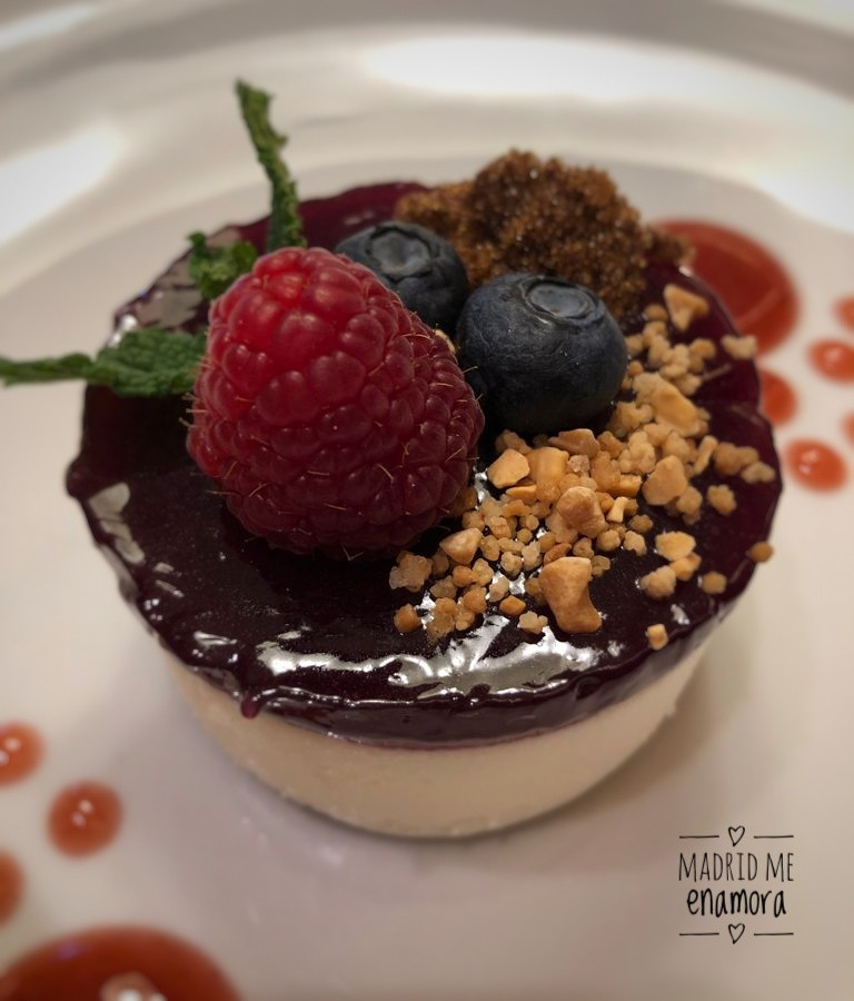 Tarta de queso con frutos rojos.