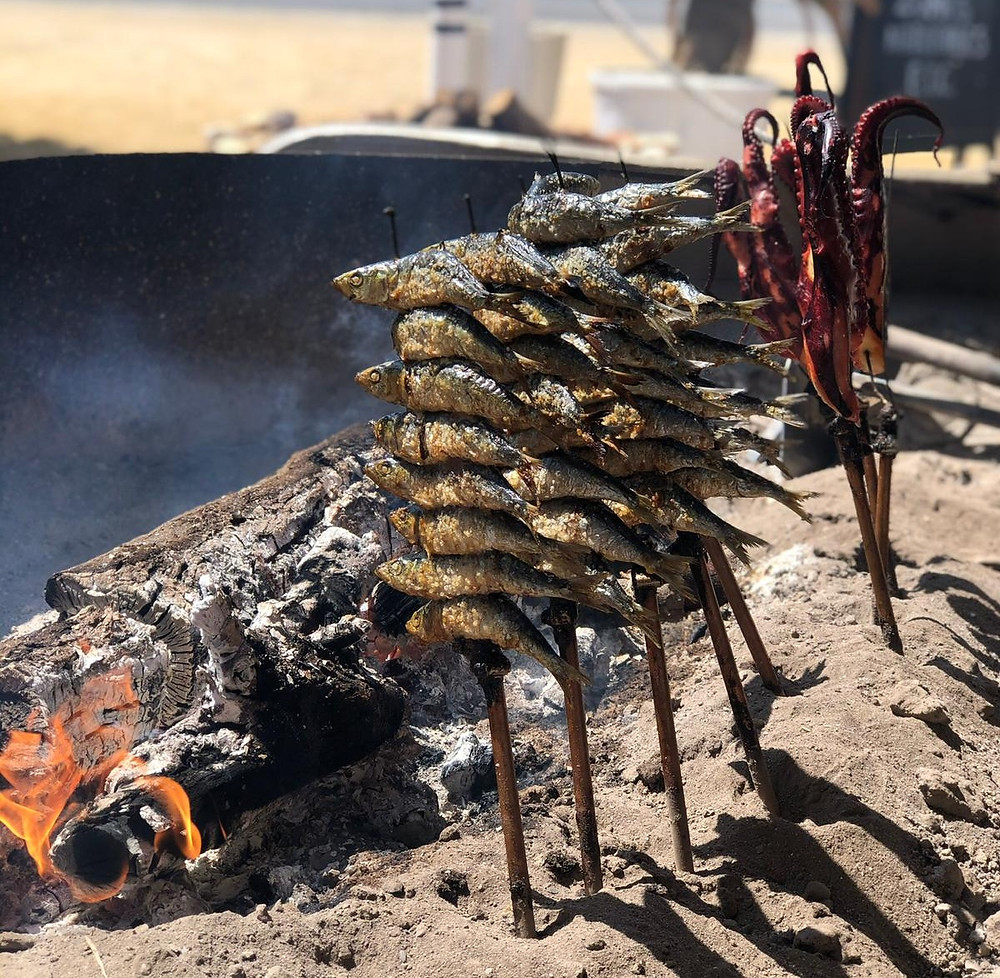 Los espetos de sardina y pulpo son muy típicos en la costa de Almería.