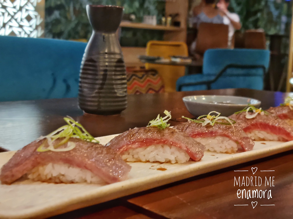 Nigiri de wagyu con mostaza.