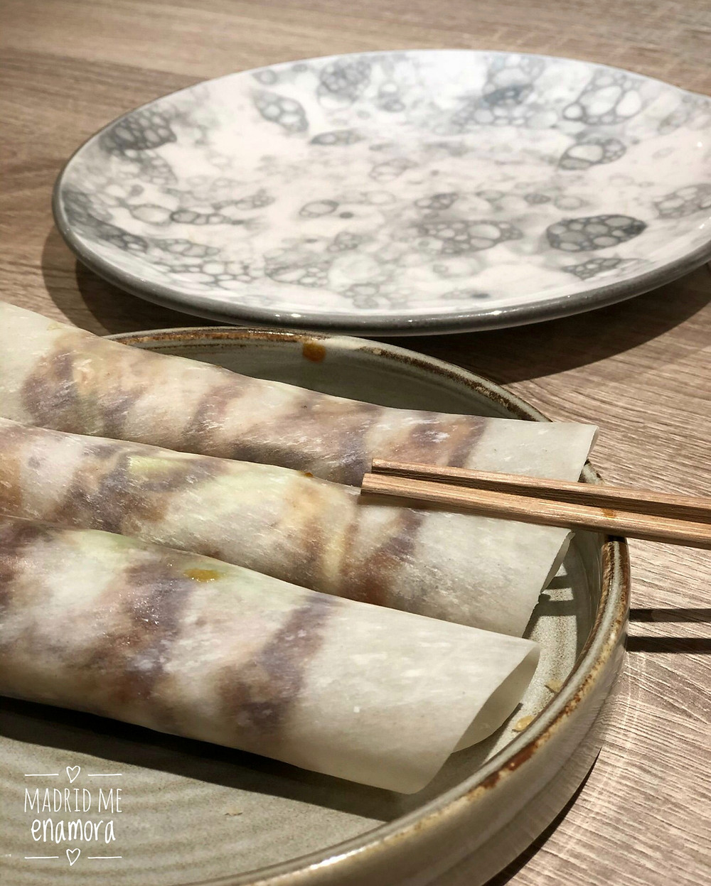 Crêpes de pato asado con cebollino, pepino y salsa hoisin.