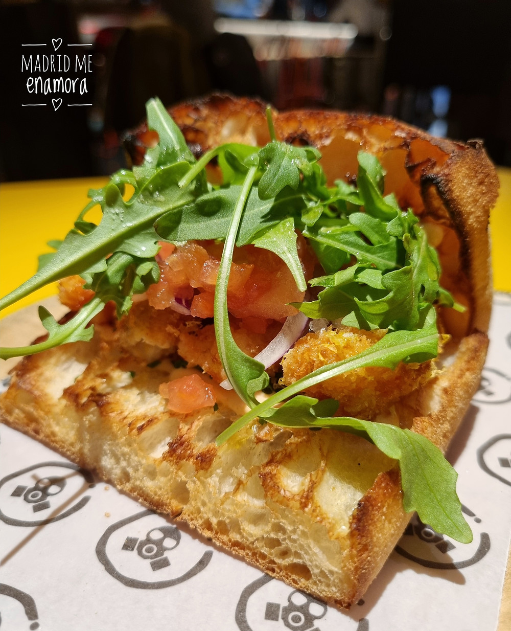 Bocata de cigalas en pan de cristal tostado al carbón.