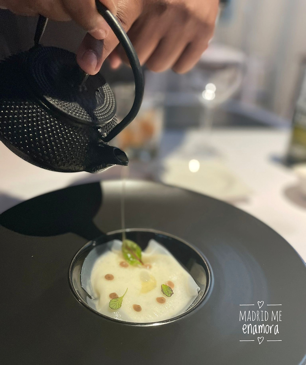 Transparencia de patata trufada, yema y caldo de cecina.