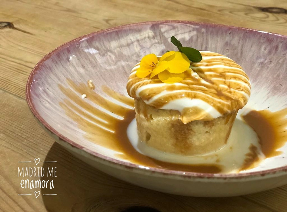 El pastel de tres leches está delicioso.