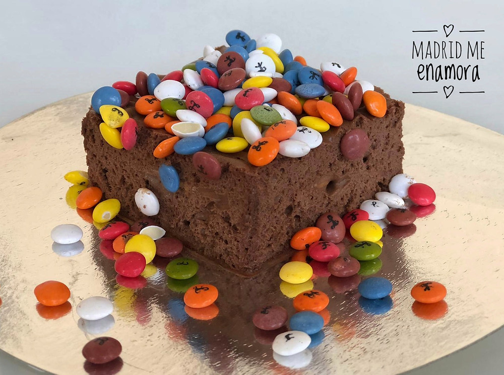 Tarta de mousse de chocolate con galletas con lacasitos.