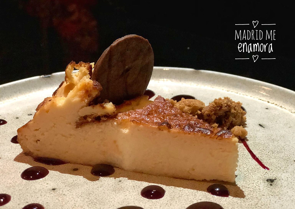 Tarta de queso payoyo, con crujiente de regaliz, fina galleta de canela y manzana caramelizada.