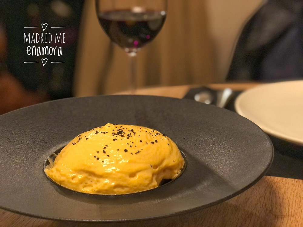 Ensaladilla de langostinos con espuma de carabineros.