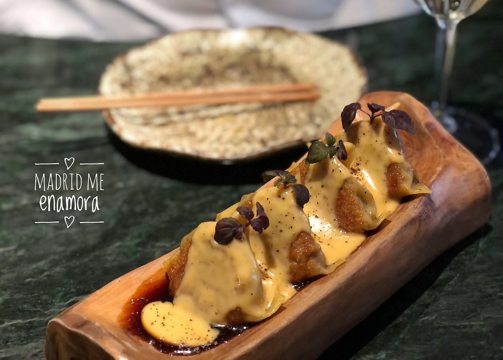 Truffled mushroom dumplings Hongos Maitake, demiglass de res, crema trufada.