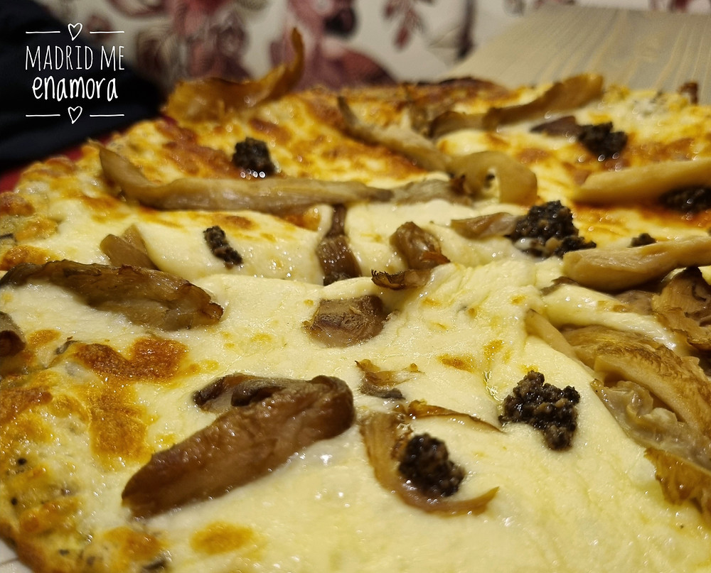 "Pizza" trufada con setas es uno de los greatest hits de Zest Almagro.