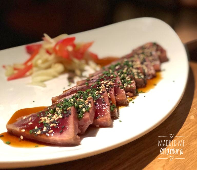 Tataki de atún con salsa teriyaki.