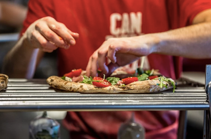 La elaboración de la masa de sus pizzas es 100% manual.