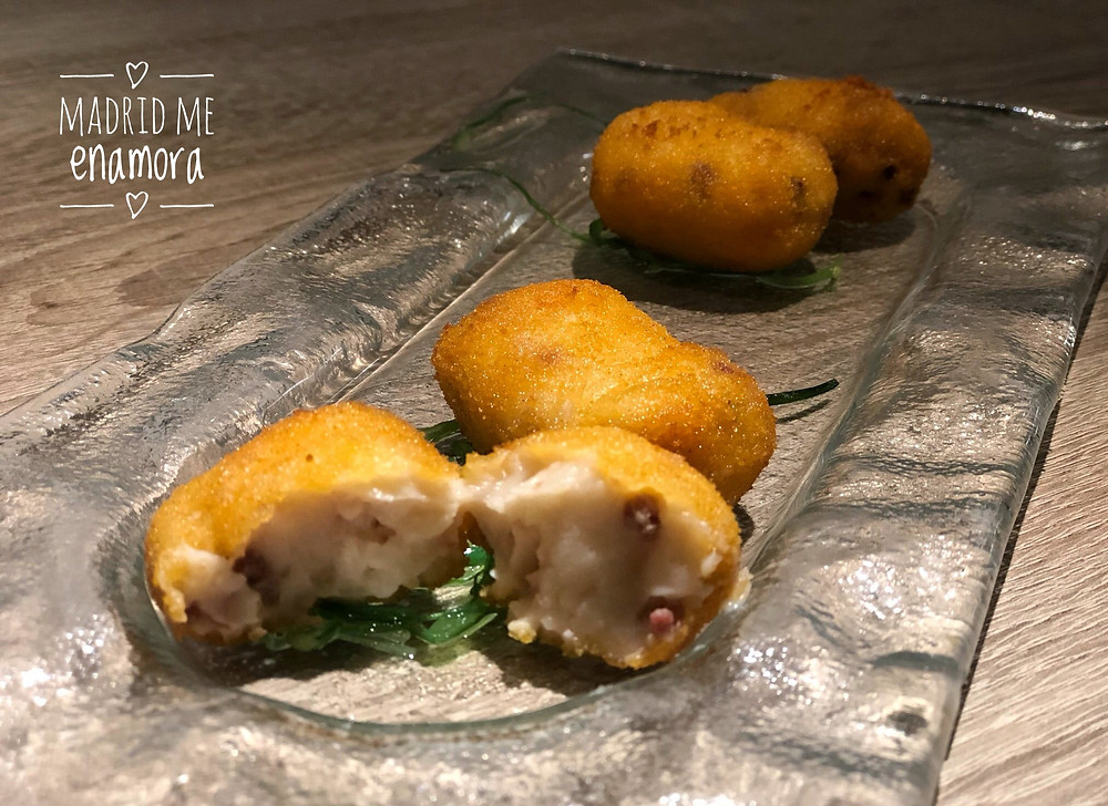 Croquetas de jamón sobre algas wakame.