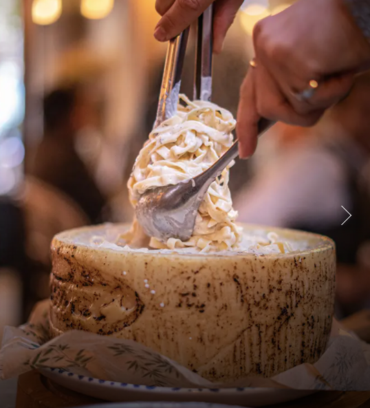Tagliatelle con crema de gorgonzola, parmigiano, nueces y pimienta.