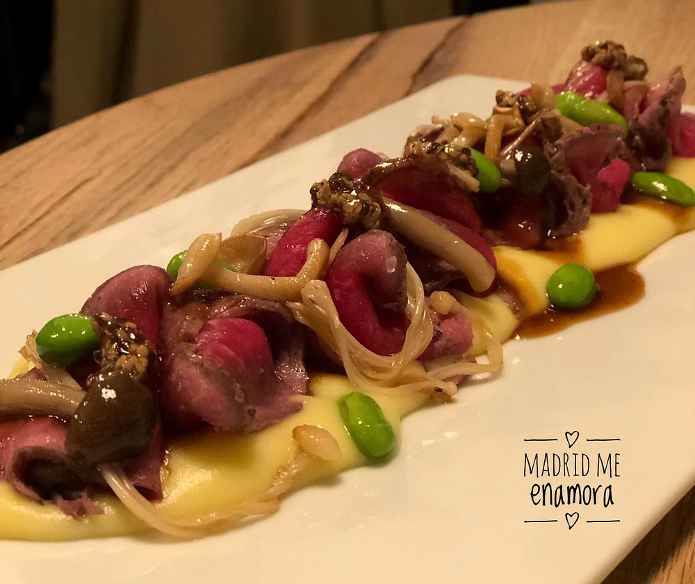Roastbeef poco hecho de vaca vieja madurada con setas chinas y edamame.