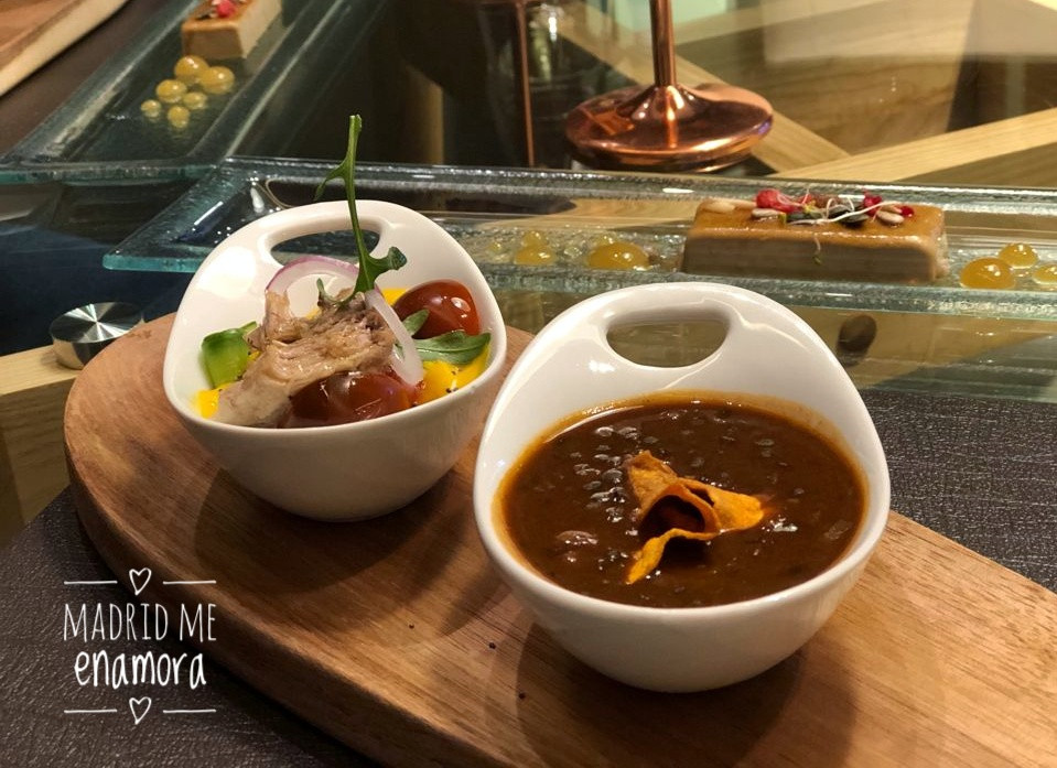Cada plato viene elegantemente presentado en El Quinto Sabor.