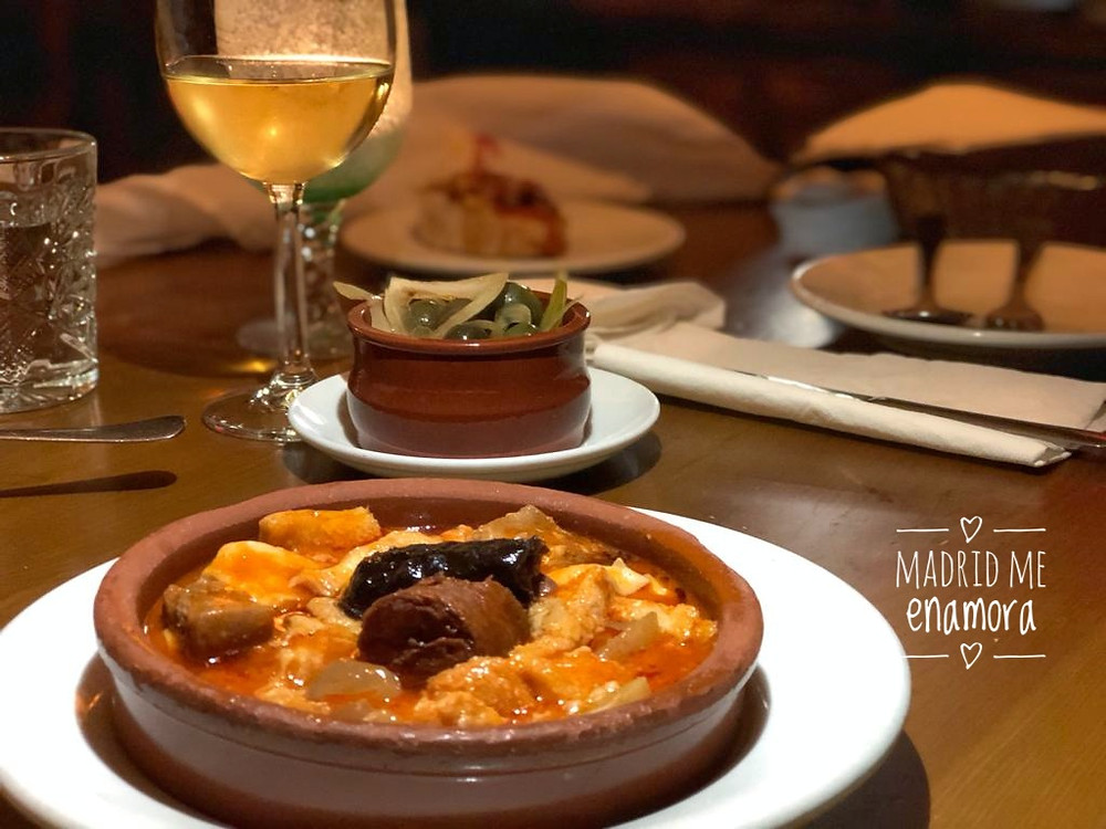 En Malacatín puedes comer una de las mejores raciones de callos de Madrid.
