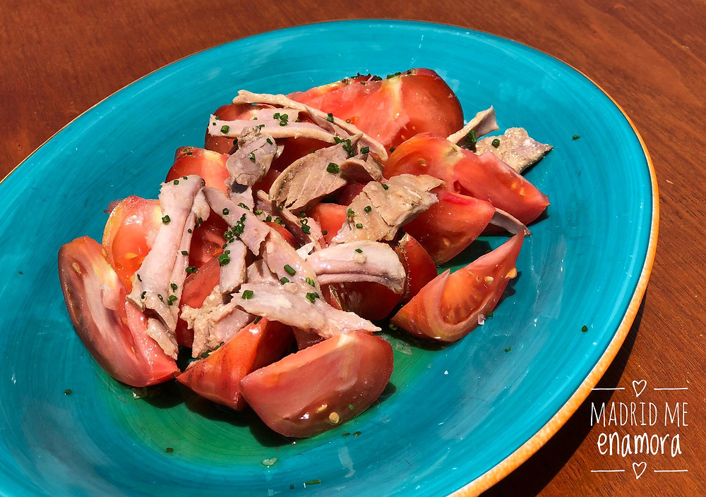 Ensalada de tomate azul y ventresca.