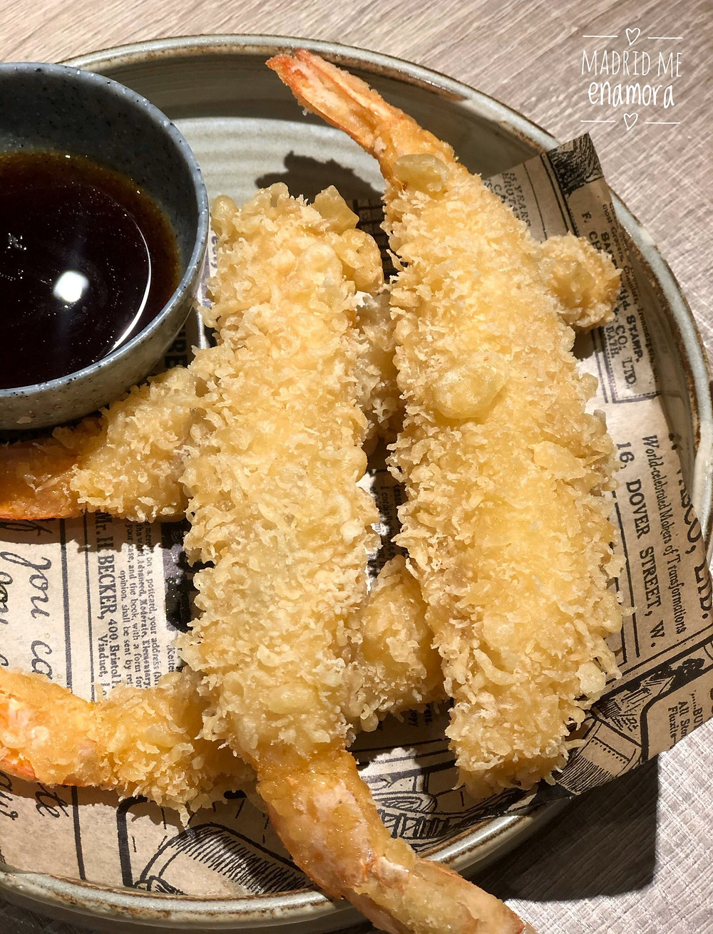Tempura de langostinos con salsa de soja.