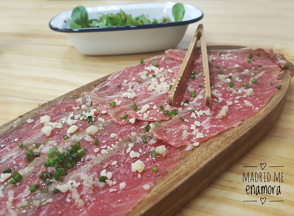 Carpaccio de presa ibérica con queso galmesano.