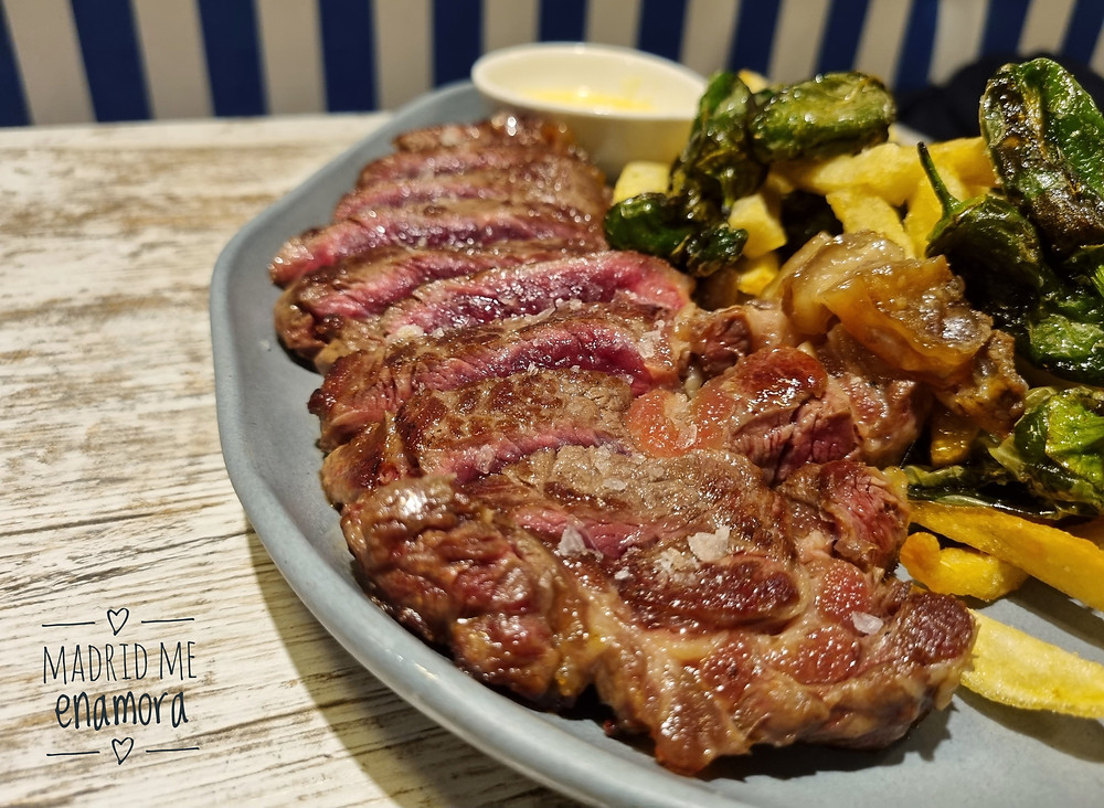 Croca de vaca rubia gallega con patatas fritas, pimientos de padrón y salsa de queso gallego ahumado.