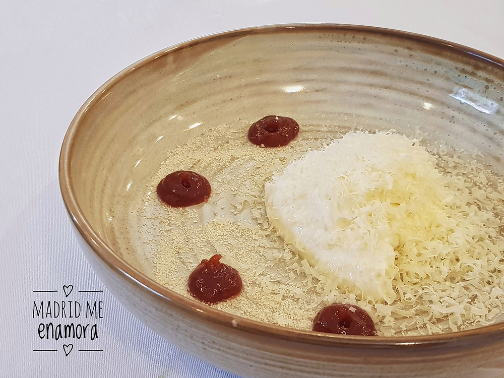 Flan de queso con ralladura de galmesano.