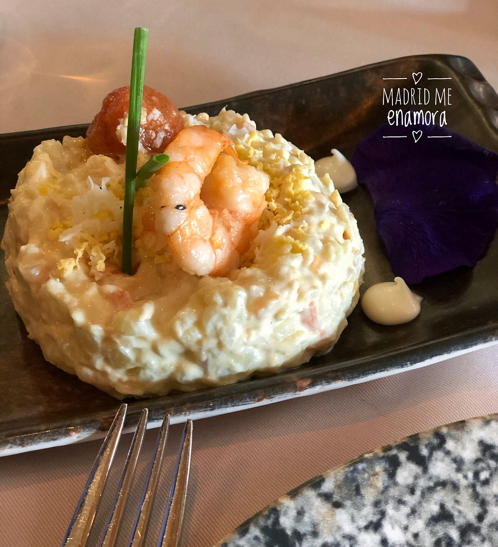 Ensaladilla rusa con langostinos en Candela restaurante.