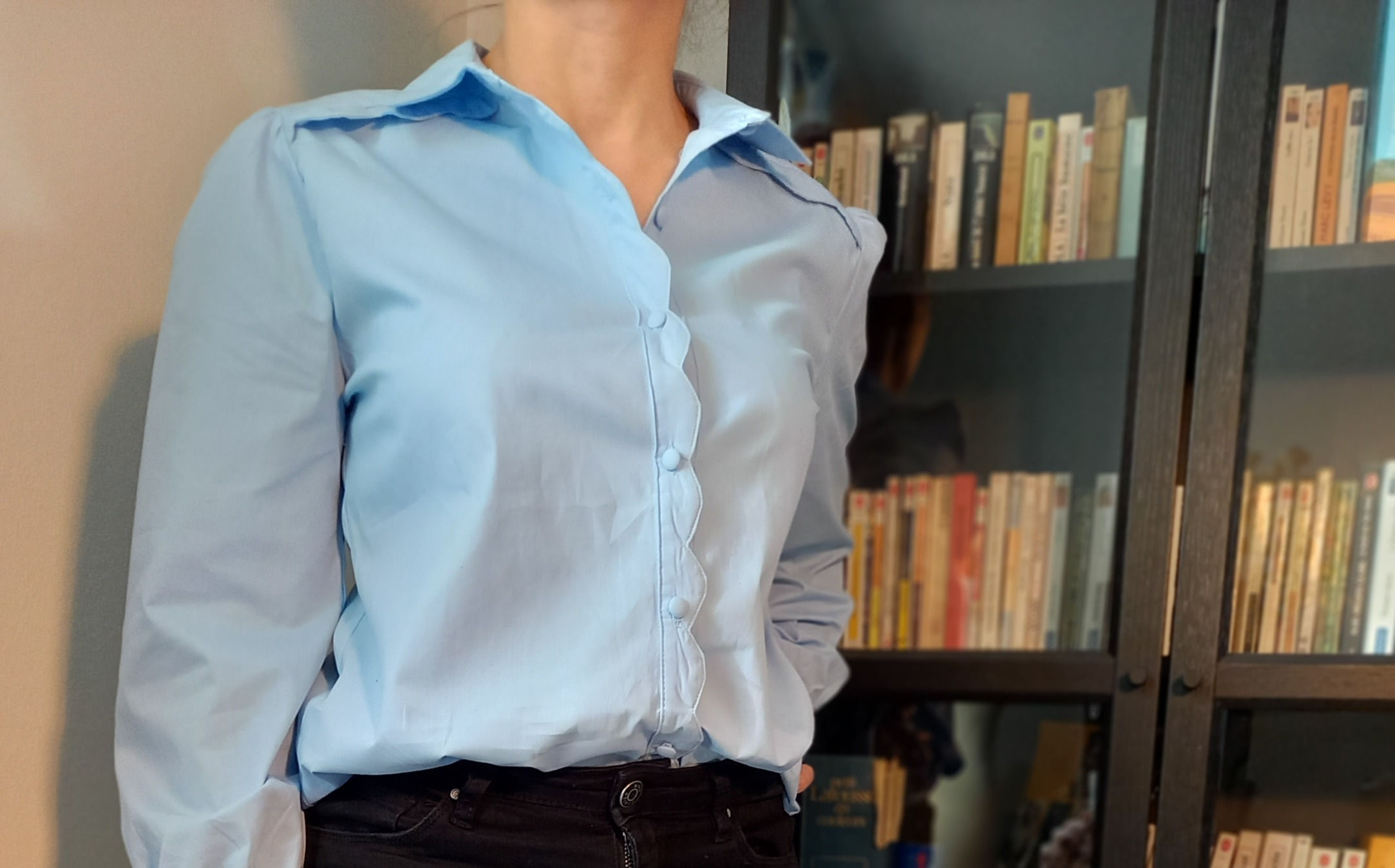 Chemisier bleu ciel avec détail festonné