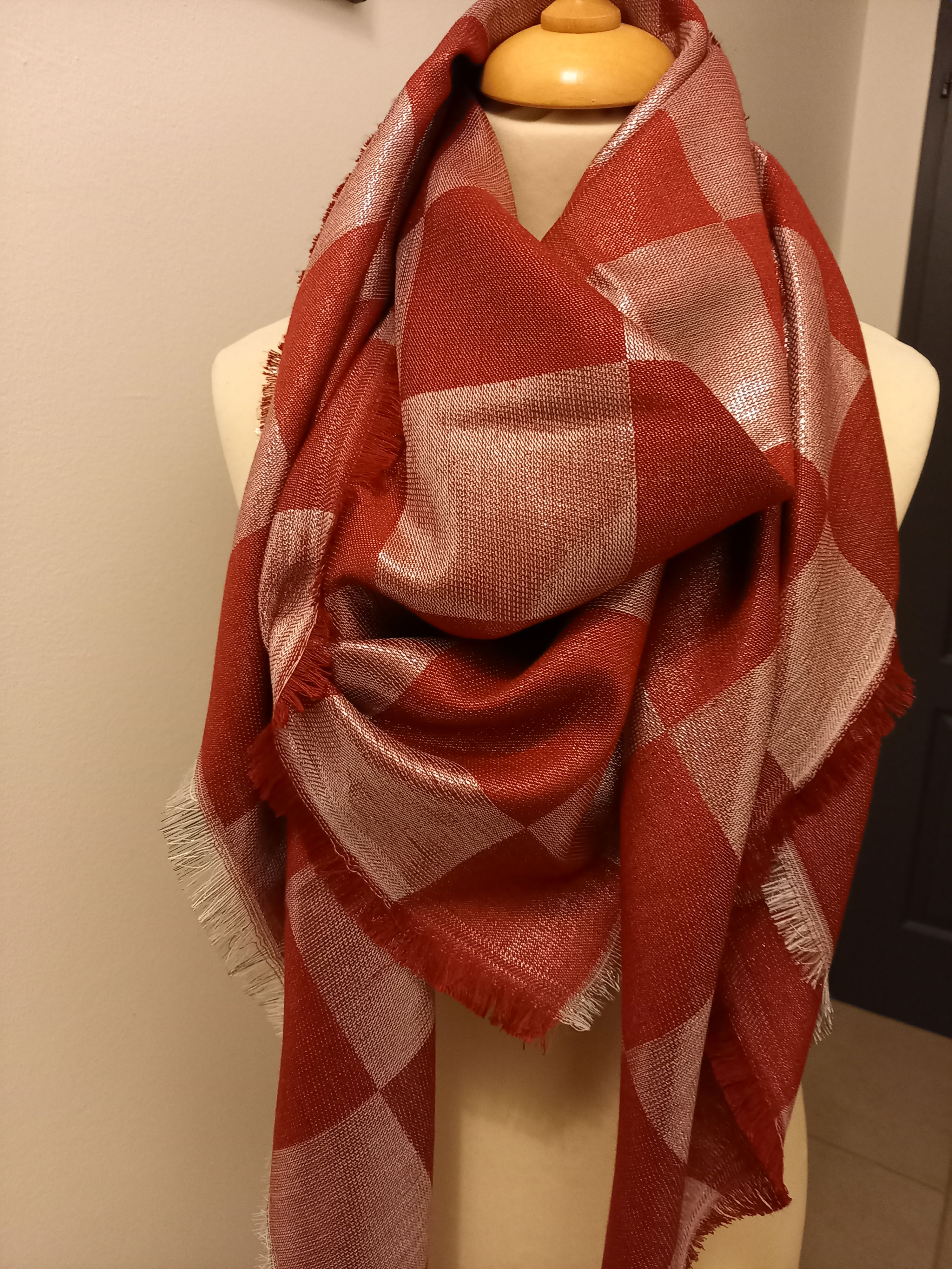 Foulard rouge à carreaux brillant
