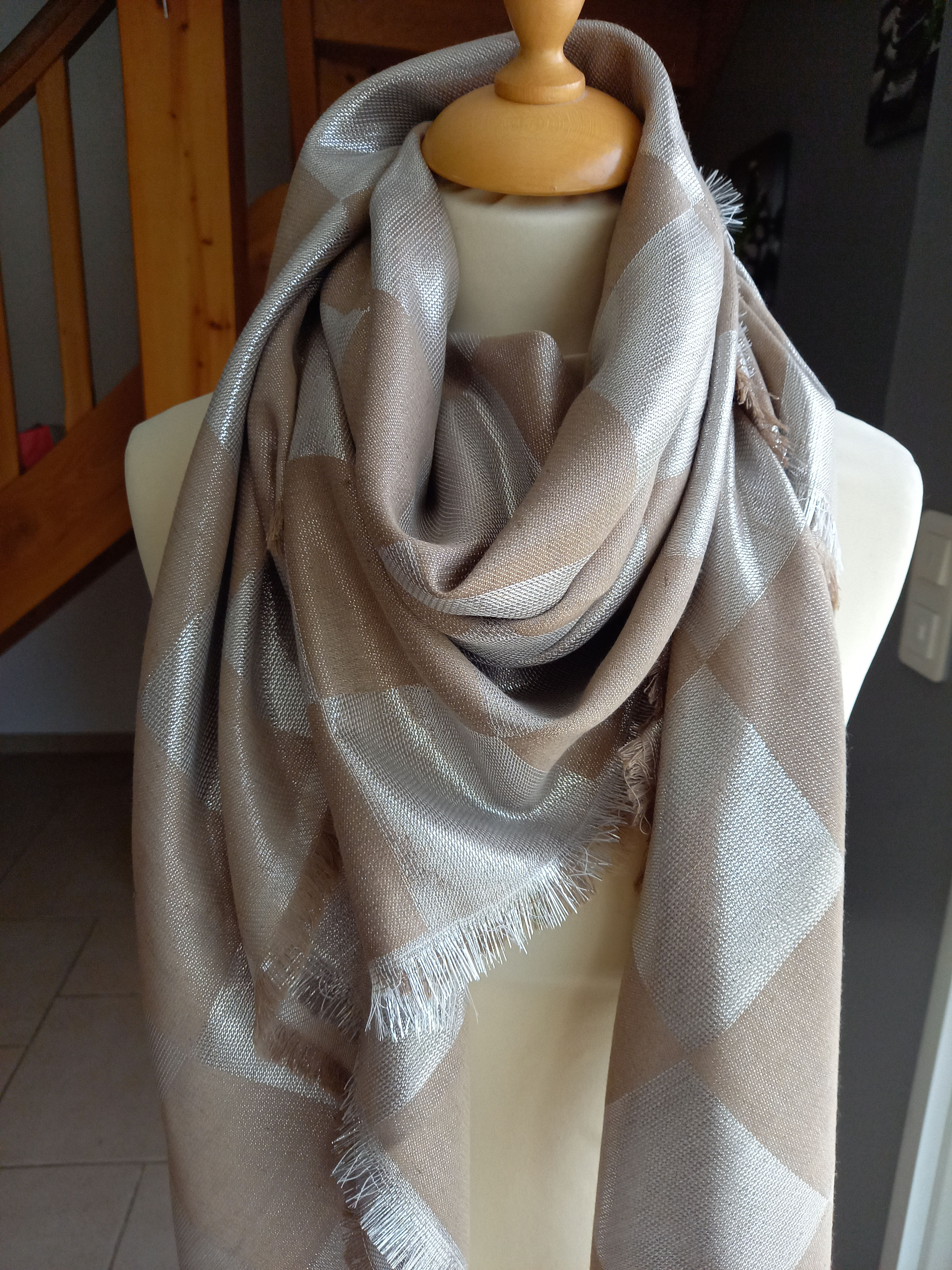 Foulard beige à carreaux brillant