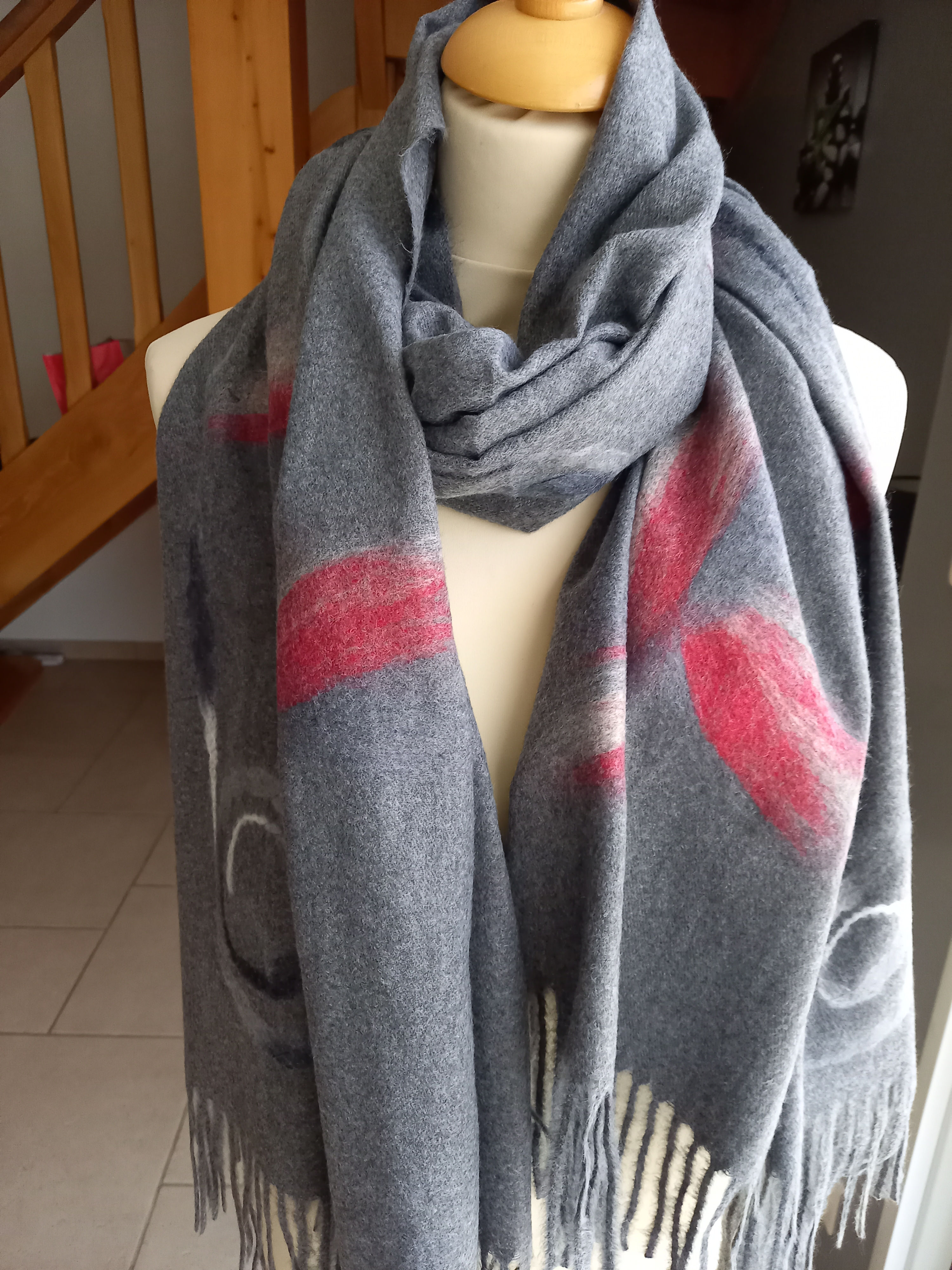 Echarpe grise avec franges