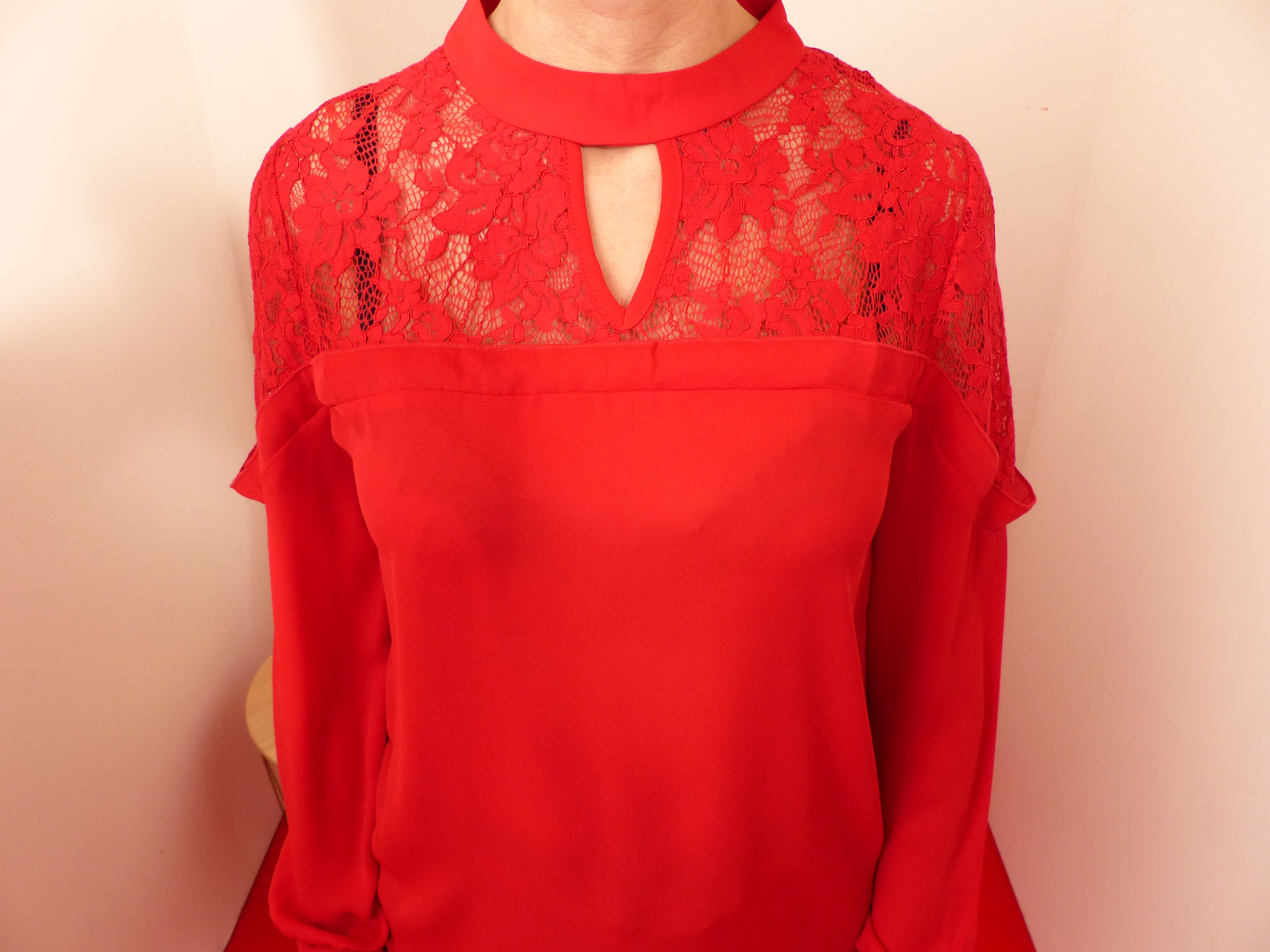 Blouse rouge à dentelle