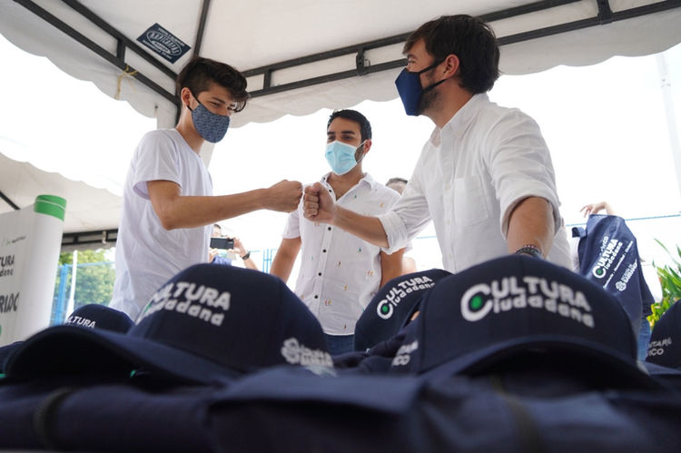 El Alcalde con su equipo de la Oficina de Cultura Ciudadana presentó al primer grupo de jóvenes