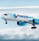 Avion French Bee au sol sur le tarmac à La Réunion, parfait pour illustrer un vol long-courrier premium