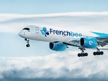 Avion French Bee au sol sur le tarmac à La Réunion, parfait pour illustrer un vol long-courrier premium