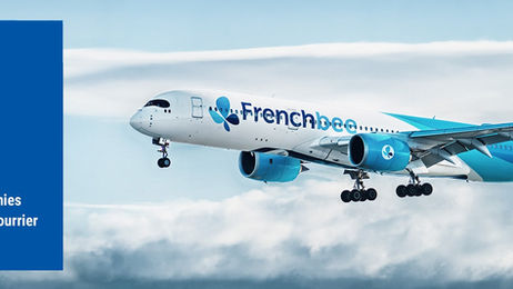 Avion French Bee au sol sur le tarmac à La Réunion, parfait pour illustrer un vol long-courrier premium
