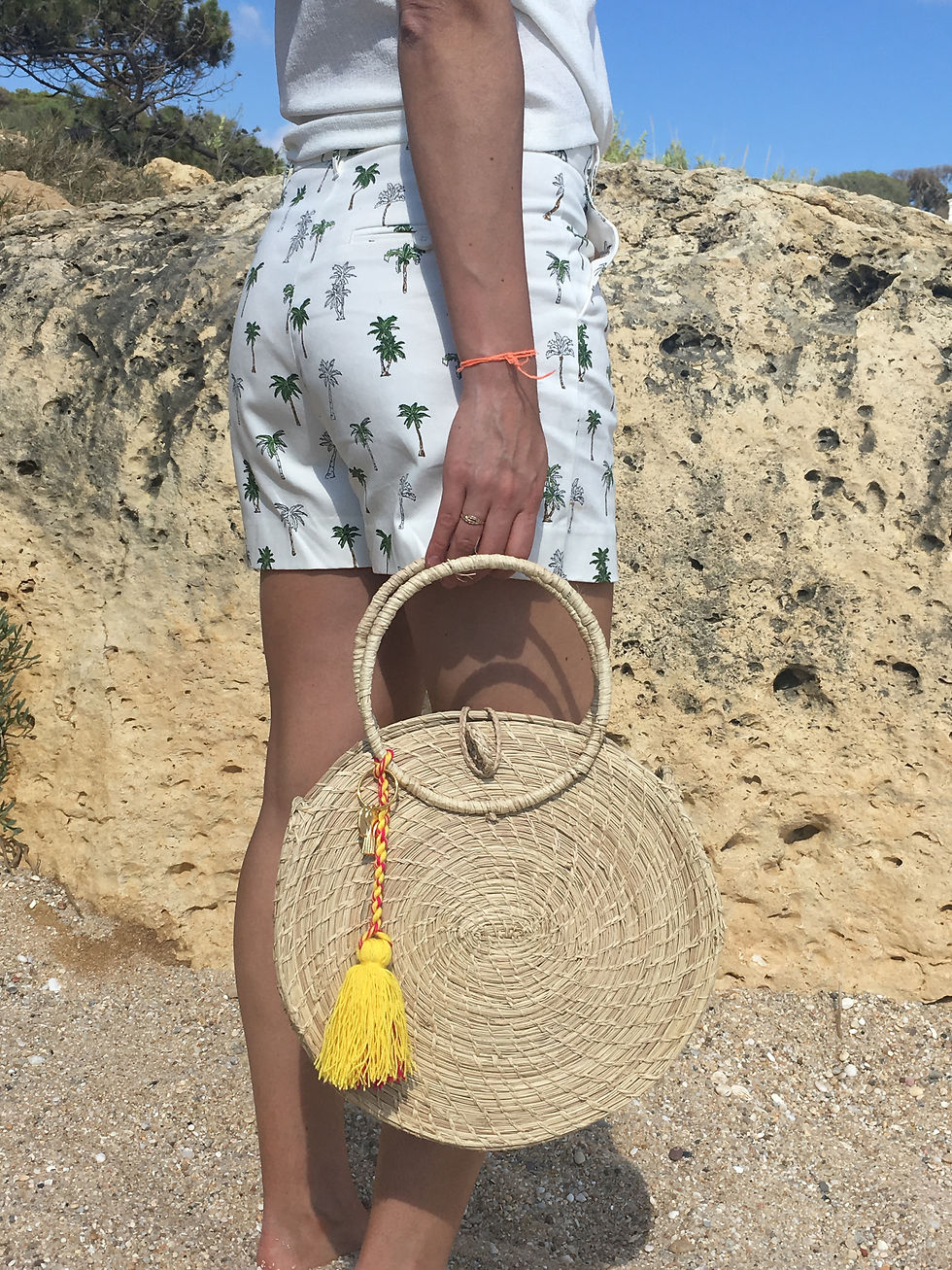 Straw nude rounded bag with bright pompon kale kale