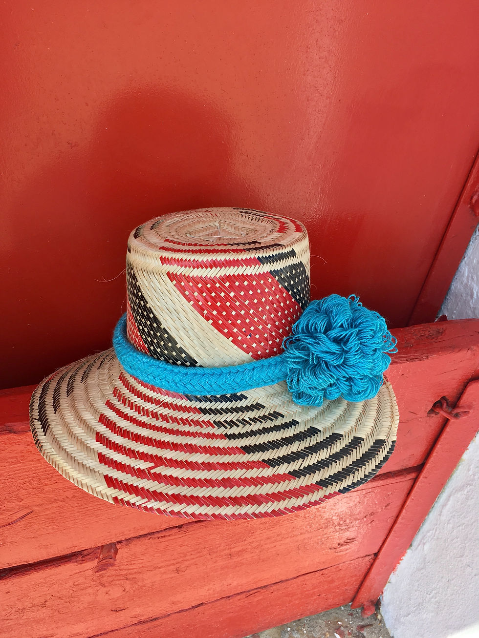 Colombian Wayuu hat | red Straw | Kalekale | frontal view