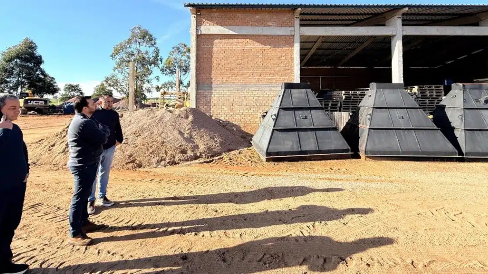 Pátio de fábrica com bloquetos de concreto empilhados, usados na pavimentação de ruas de Camaquã