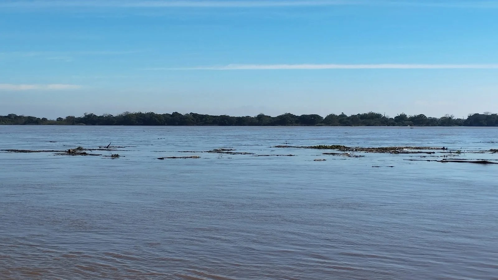 Guaíba com correnteza forte e detritos no Cais Mauá, em Porto Alegre, no fim de semana.