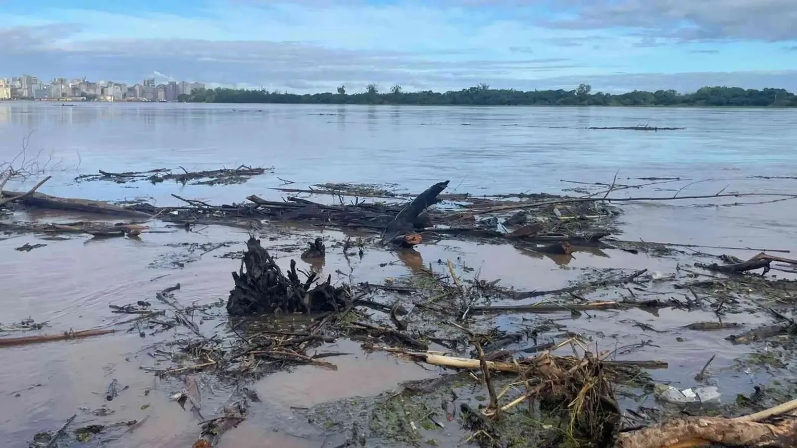 Nível do Guaíba na régua do Cais Central da Mauá, em Porto Alegre, na manhã desta sexta-feira (24)