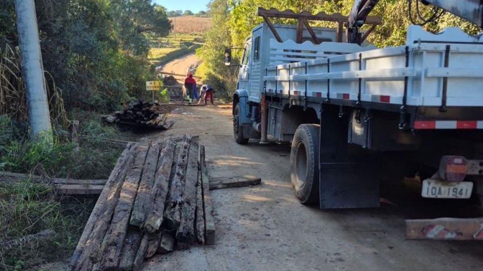 Equipe da SDR instala vigas na Ponte do Telécio, no Rincão da Cruz, zona rural de Pelotas