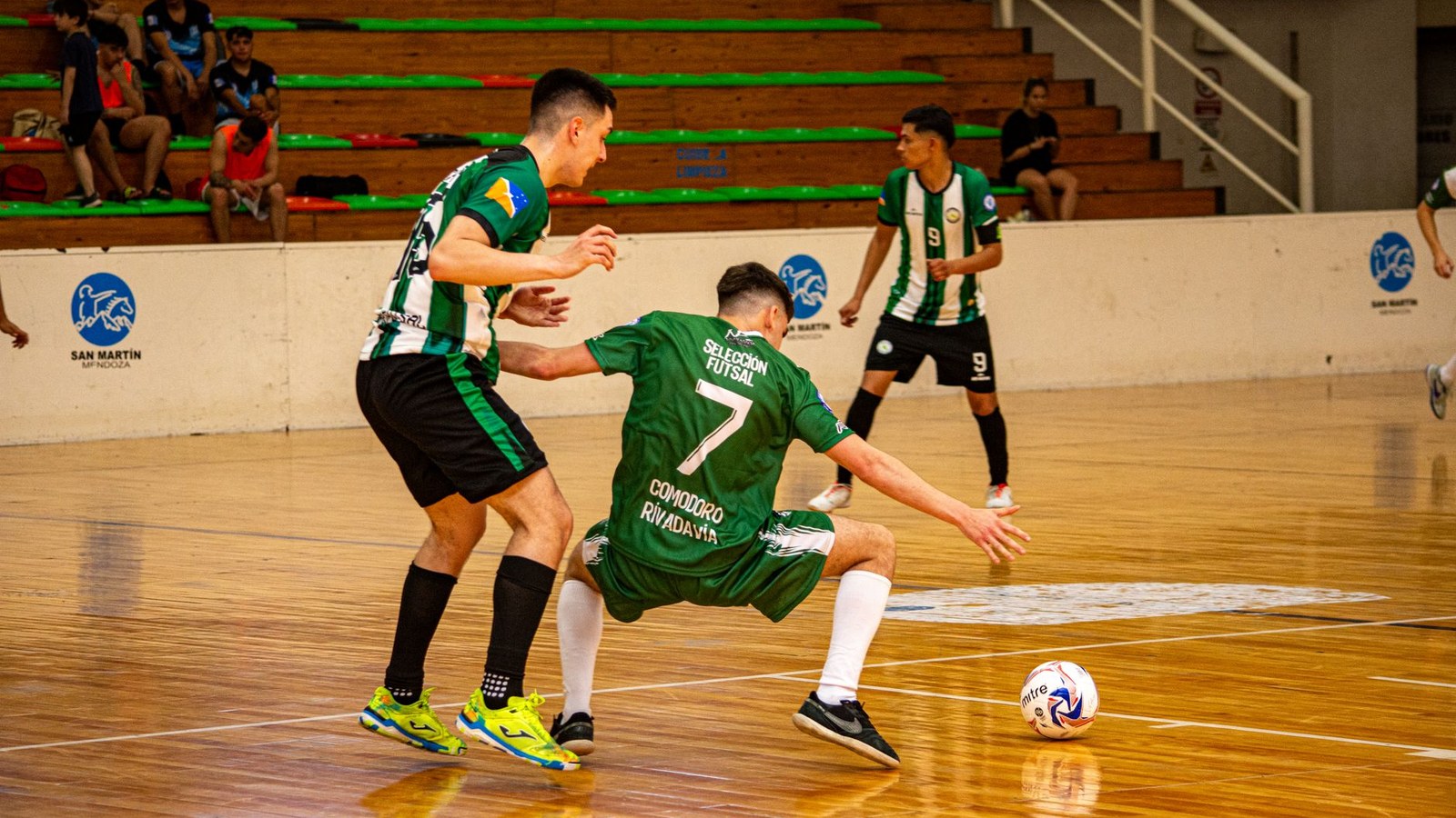 Jogadores do Camaquã Futsal em ação de quadra durante partida da Liga Nacional Silver.