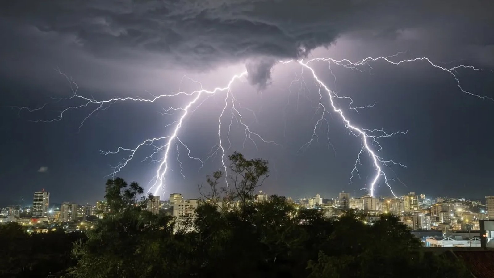 Raios iluminam o céu durante tempestade no Rio Grande do Sul