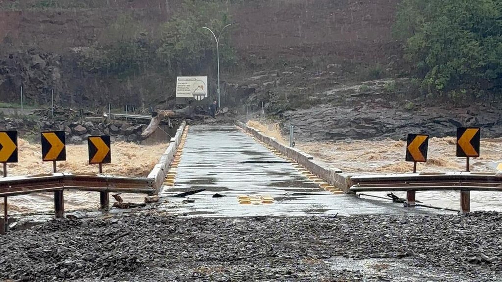 Ponte do Rio Carreiro, entre Cotiporã e Dois Lajeados, com tráfego restrito a veículos de até 10 toneladas.